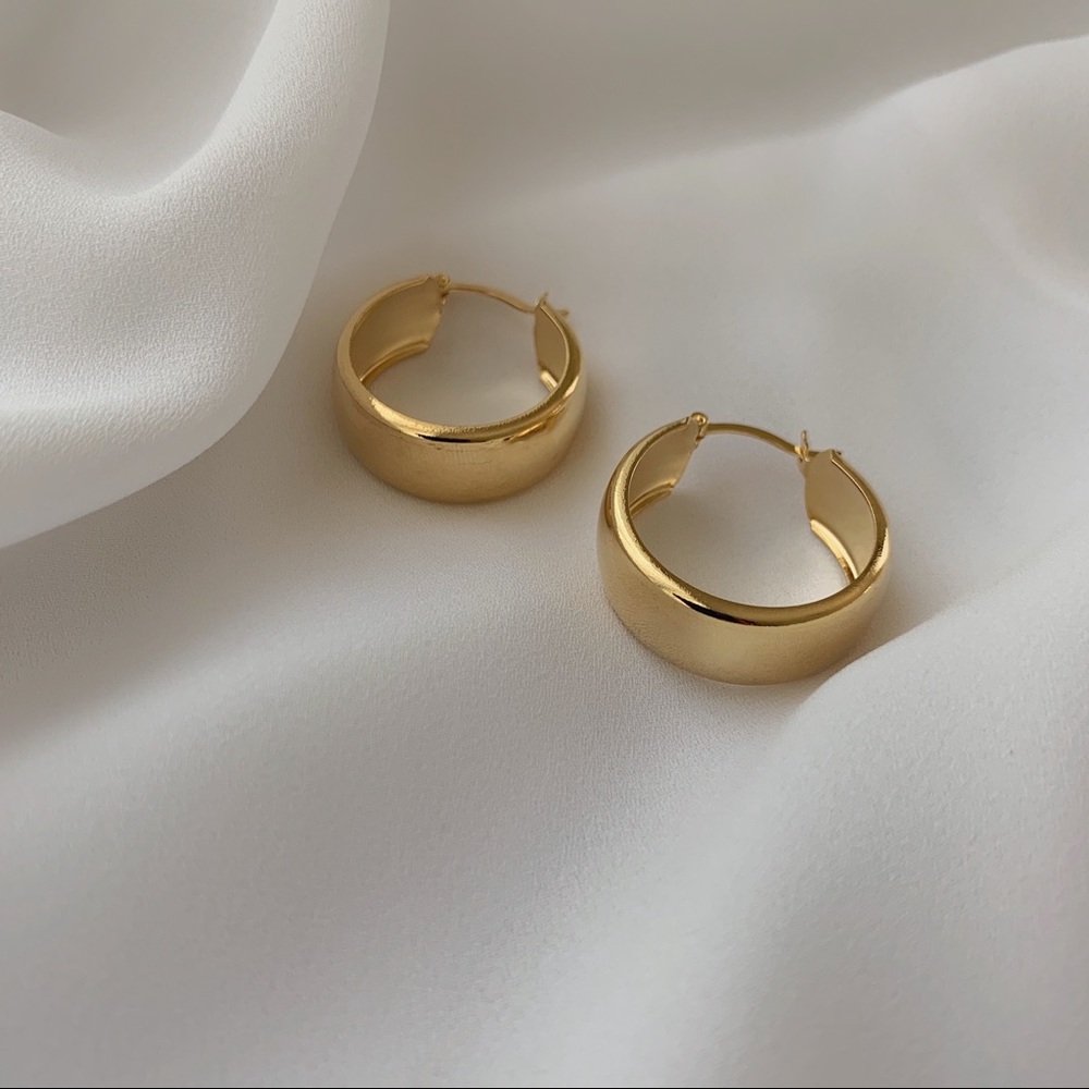 Gramercy Hoops | 18k Gold Filled - Picture 3 of 5